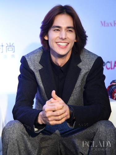 李贤宰到场时尚盛典担当采访。