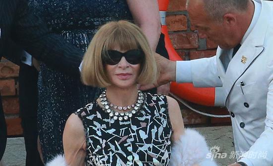 安娜温图尔出席阿迈勒和乔治克鲁尼在威尼斯举行的隆重婚礼