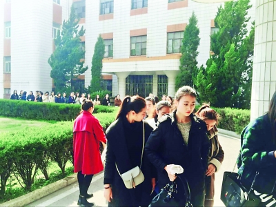 湖北百余名艺考生冲刺“模特梦”应考服装表演专业