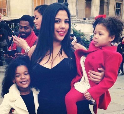 英国大码模特 "激励女儿走出肤色困境”