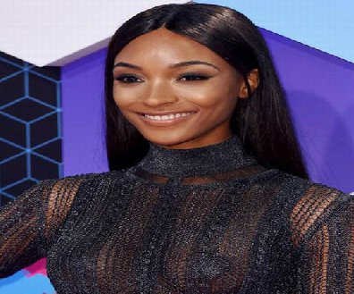 超模晒健身照秀身材；穿透视装太性感