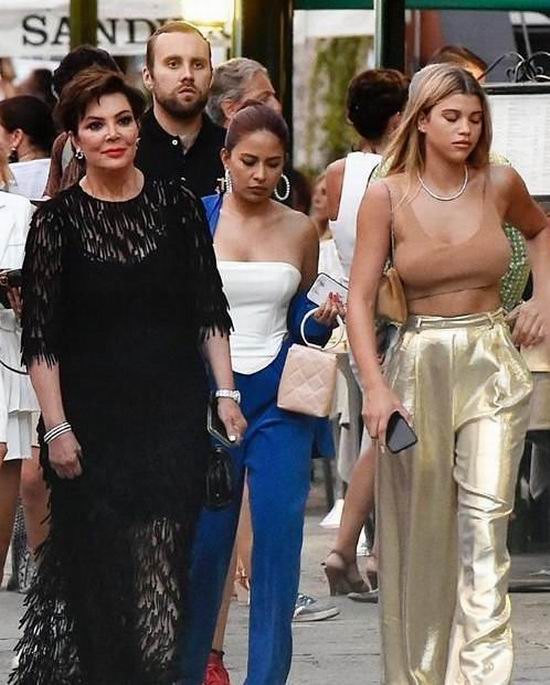 超模索菲亚是和太后克丽丝金纳一同出来度假，太后真的是太有气质啦！